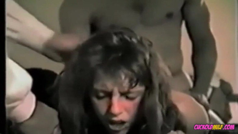 Cuckold MILF: Soția încornoratului suge o neagră uriașă