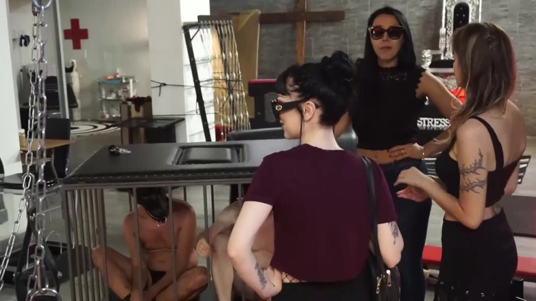 Lady Mesmeratrix Official: Drie femdom-meisjes willen hun slaven straffen
