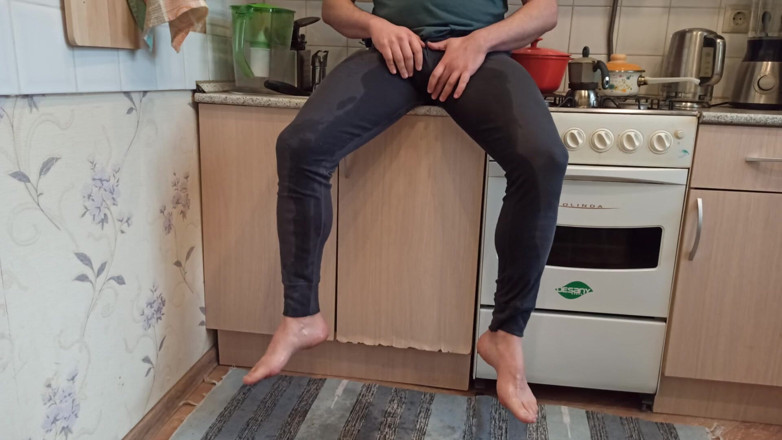 Kinky Guy: In der küche pissen und masturbieren nach langem pinkeln in...