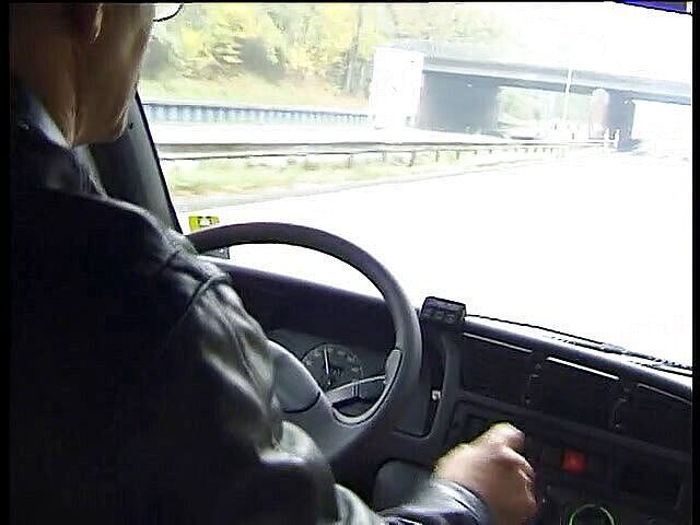 Lucky Cooch: Blondes schätzchen wird zu dritt im auto gepflügt