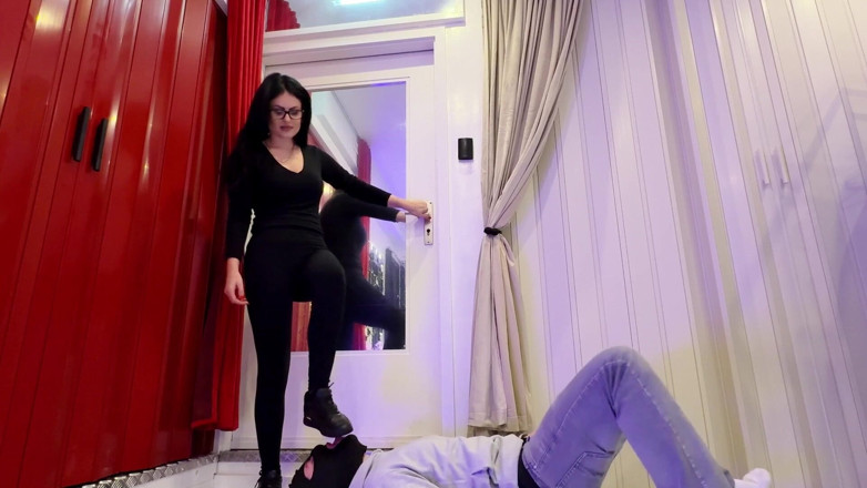 Lady Blackdiamoond: Облизай мої кросівки до чистого