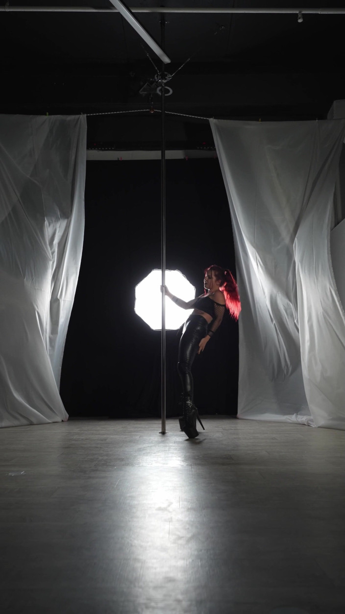 Renata Fox: La déesse Renata Fox danse de manière envoûtante sur un...