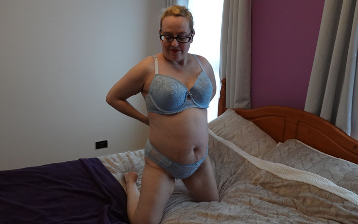 Littlevixen: MILF en ropa interior azul