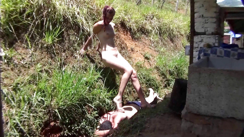 Femdom Austria: Naga laska stąpiąc swojego niewolnika na podwórku