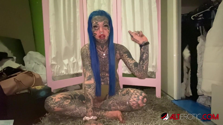Alt Erotic: Amber Luke em quarentena, masturbação solo