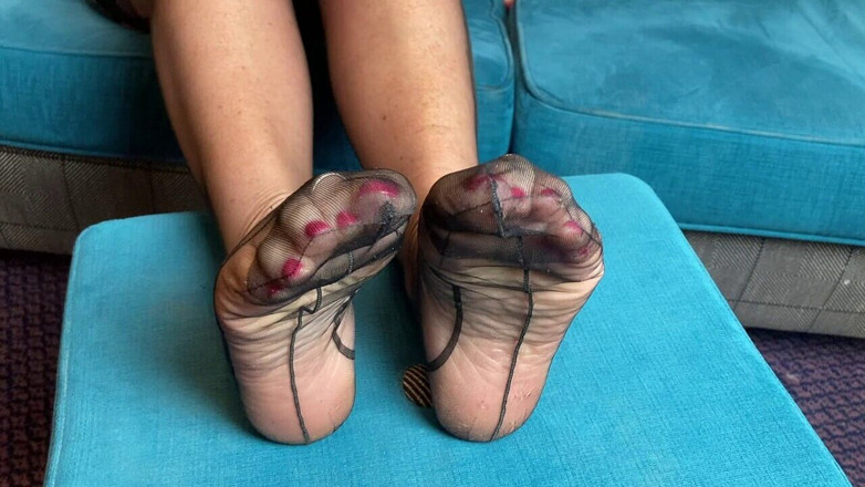 Mr MF: Mrs Mature Feet muestra sus plantas y dedos de los...