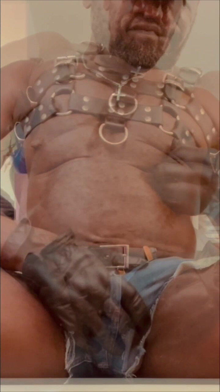 Black mature kinky muscle: Harher Harness Denim cutoffs besar dengan sesi mainan seks