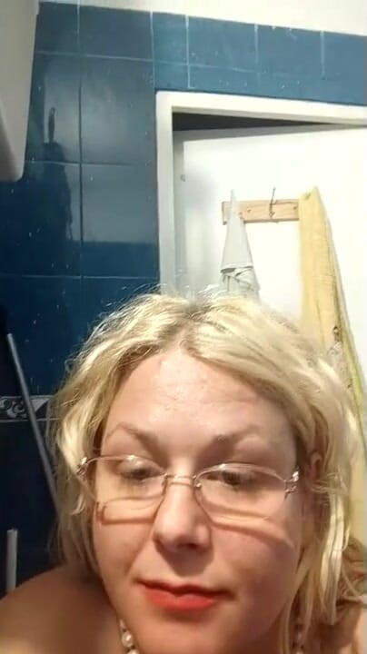 Putarankahotmilf: Garde mon pipi jusqu'à ce qu'il explose dans les toilettes
