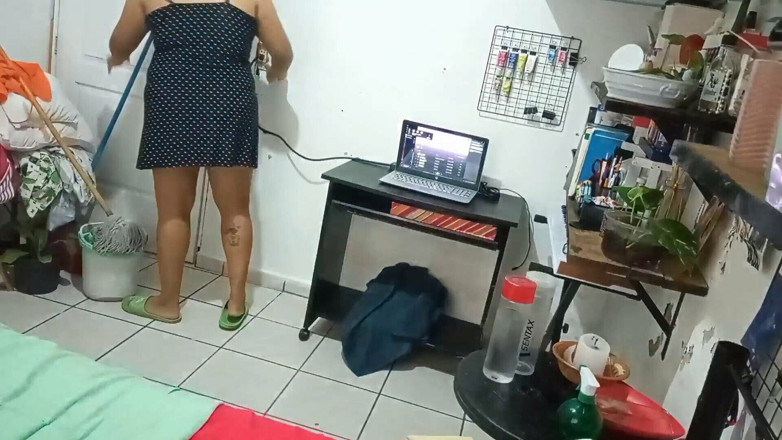 Karmicoxv: Soția mea curățând camera în rochie și tanga
