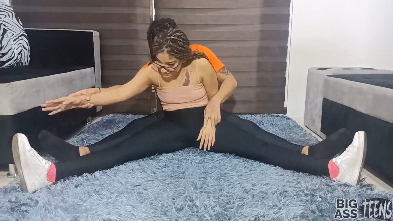 Abella Riley: Une belle-mère mignonne faisant du yoga se fait aider par...