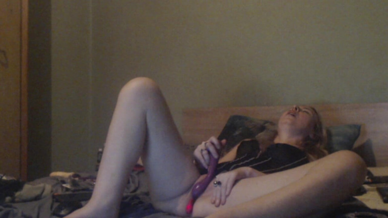 sunshinegoddes: Perfeita loira gata se masturba com lingerie sexy