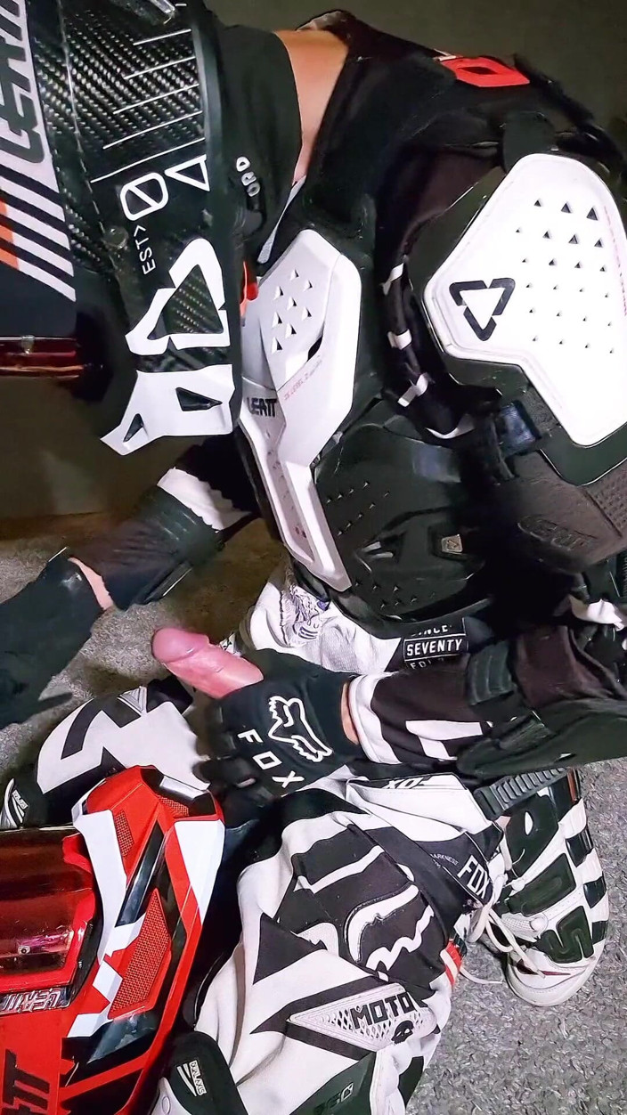 Sneakersmax98: Geiler Motocross-spieler kommt auf freund Helm