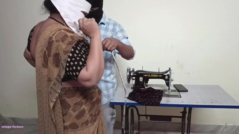 Telugu-fuckers: La tía vecina telugu fue a sastre para blusas después...