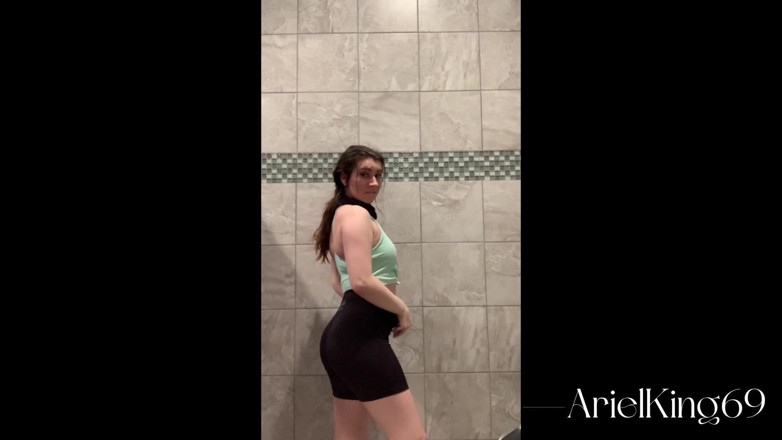 Ariel King: Orgasme dans les vestiaires après mon entraînement