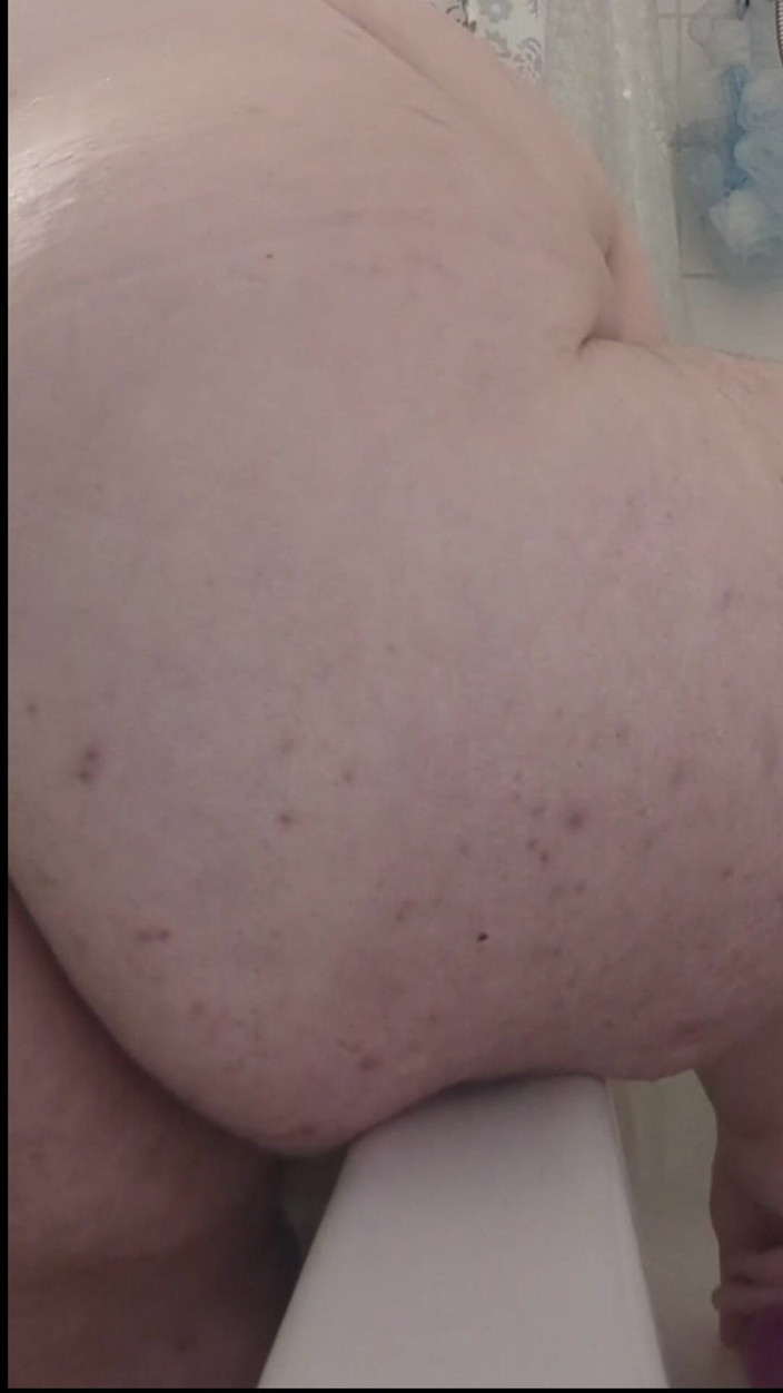 Chubby Boi: Mollig mietje neukt dikke kont