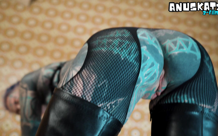 Anuskatzz: Inked schlampe penetriert sich auf massivem schwarzem dildo - oberschenkel-high heels &amp;...