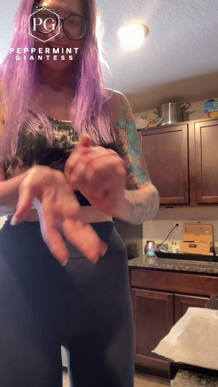 Peppermint Giantess: Une géante aux pieds nus de 6'7 domine tout à la maison !...