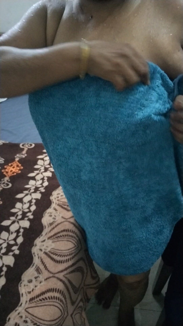 Tamil lesbian: Belle-mère sexy qui se baigne