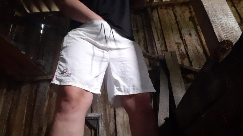 Lesbian-candys: Village masturbuje się w stodole z ubraniem, więc nikt jej...