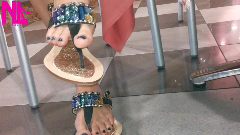 Nyllady: Baise et jeu de chaussures dans un bar avec les...