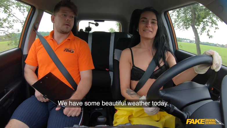 Fake Driving School: Doe mijn hazmatpak uit en neuk me