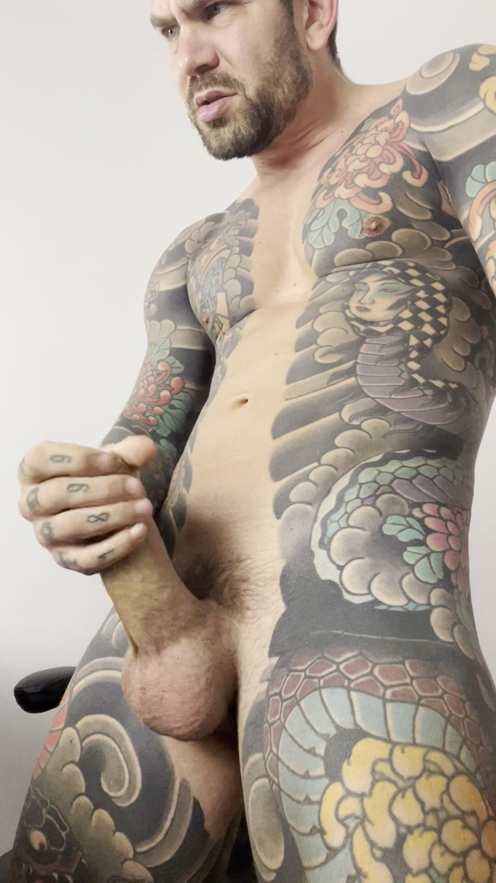 Juan Lucho Gay: スペイン人男性がミルクを取るまで自慰をする