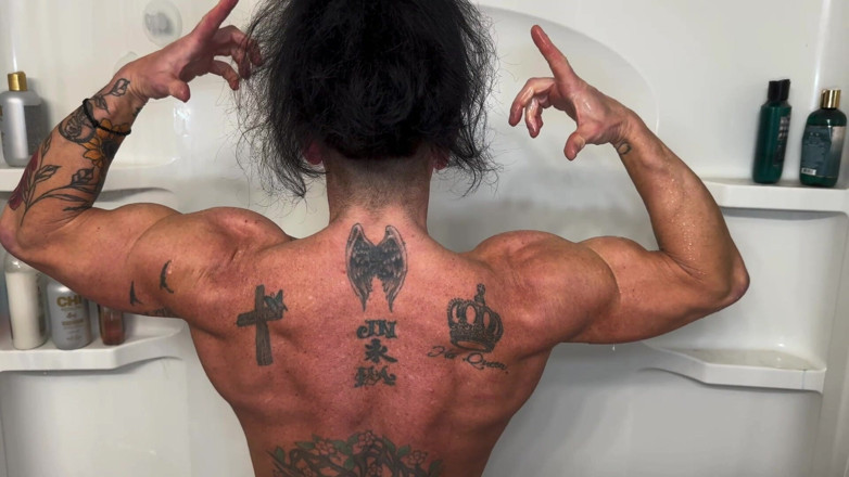 Kandylegsxxx: Shower Flex fantasy: Kandy biegt sich und reißt ihr tank...