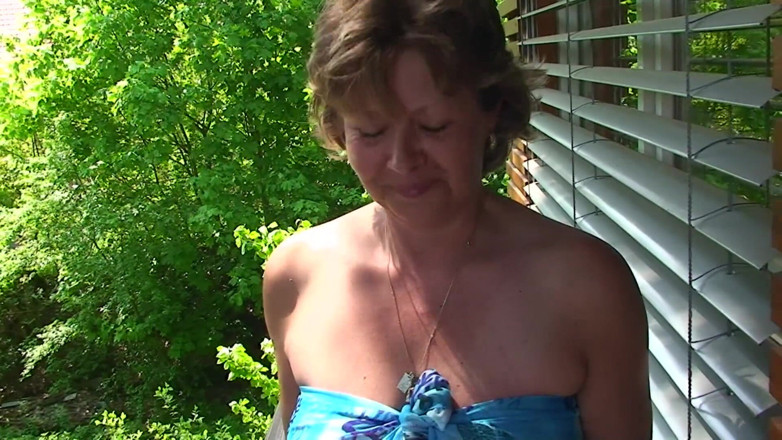 All Those Girlfriends: La milf Donnamarie stuzzica suo marito sulla telecamera