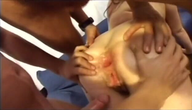 3 Bangers: Napalona laska z dużymi piersiami ślini się nad dużym kutasem podczas...