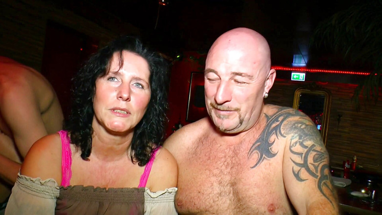 Berlin Orgy: Napalona dojrzewa i piękne laski dzielą się kutasami na imprezie