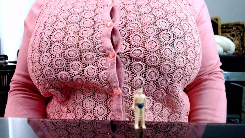 Maeling: Confronto tra il seno gigante di un uomo macro - la...