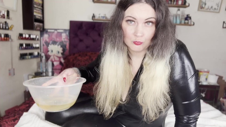 MissFFW: Maîtresse FFW pisse dans un bol pour montrer à son loser