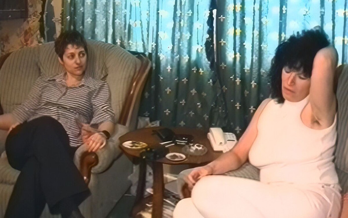 Kims amateurs: Amatoarea Alison are parte de prima ei întâlnire lesbiană cu Kim
