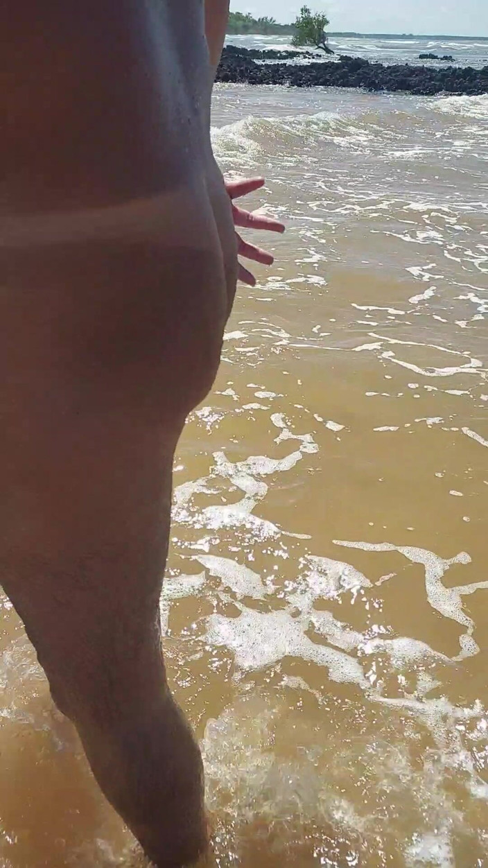 Ladysilvas: Ladysilva lagi asik jalan-jalan sambil bugil di pantai sambil pamer...