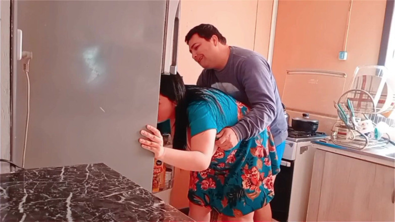 Kellyhotstepmom: Poszła do lodówki i złapali ją ruchającą się w kuchni