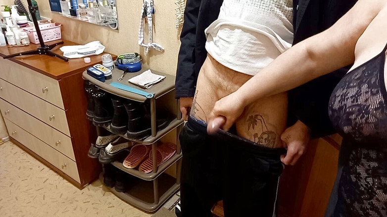 Zona901: A esposa de um amigo masturba meu pau