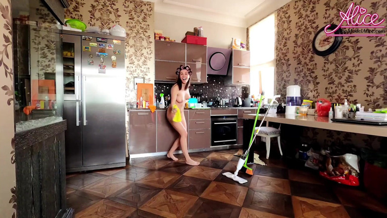 Alice KellyXXX: Cô vợ gợi cảm vui vẻ khiêu vũ khỏa thân...
