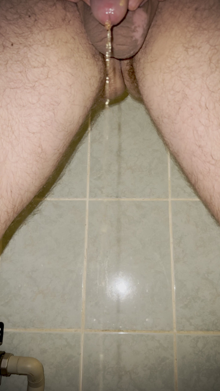 White Ukrainian Dick: Io ho pisciato in bagno. Ascolta questo suono!