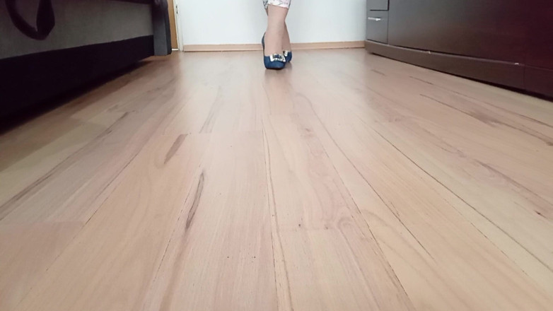 High Heels Kingdom: Crossdresser穿着性感的蓝色牛仔裤，尖头高跟鞋与扣