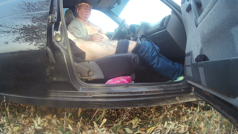Zona901: Ma femme me branle la bite dans la voiture sur...