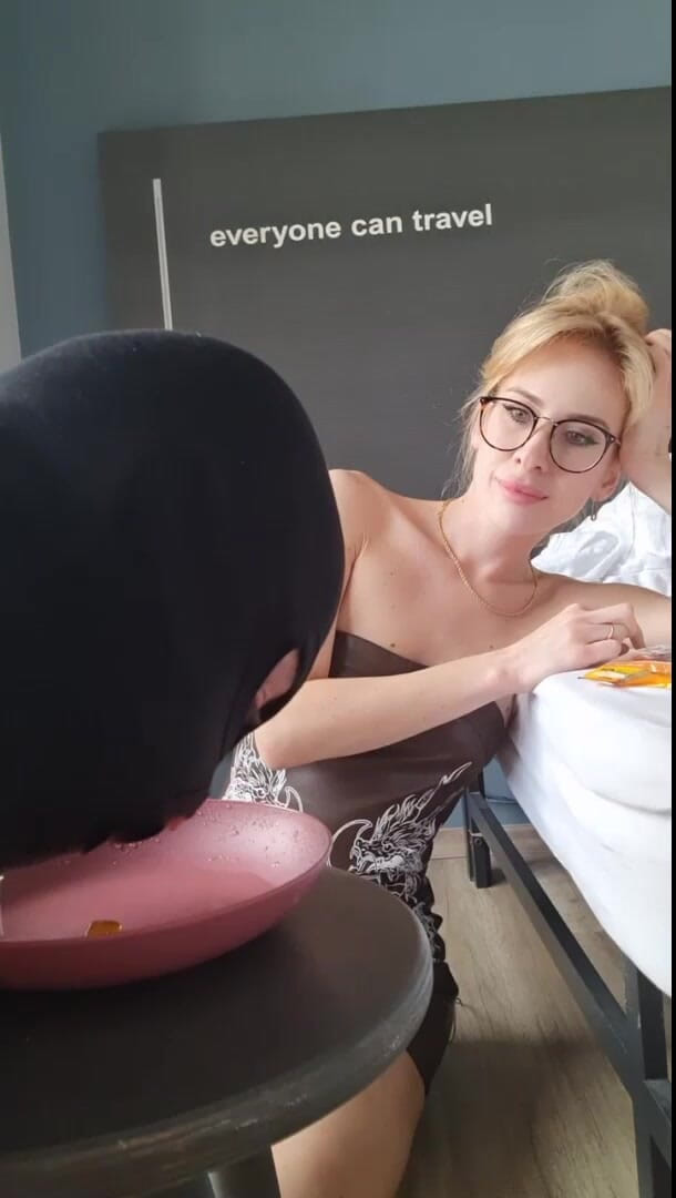 Czech Ladies: Bebe y lame mi pipí y come dulces con mi...