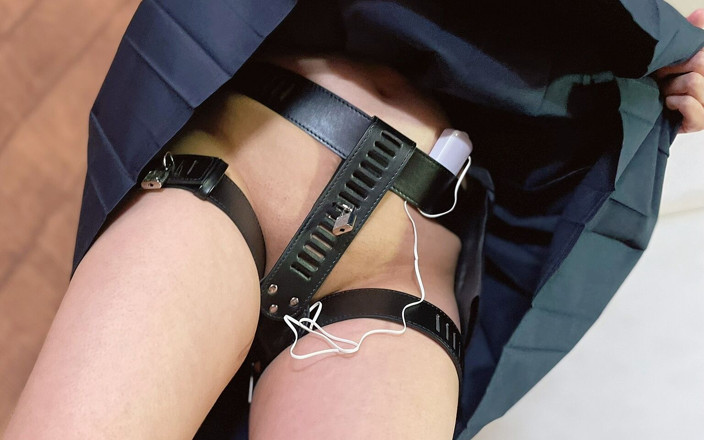 ushirosugatanomiki: Ma demi-sœur va à la fac avec une ceinture de chasteté...