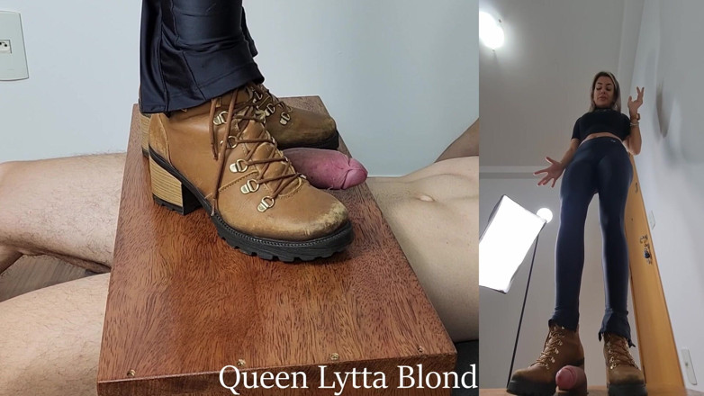 Queen Lytta ballbusting and cum lick: クイーン・リッタ・ブロンド - セクシーブーツ CBT 第6話 - 2つのアングル - CBT - コック踏みつけ - 足支配 - 足の辱め - ボールバスト - C