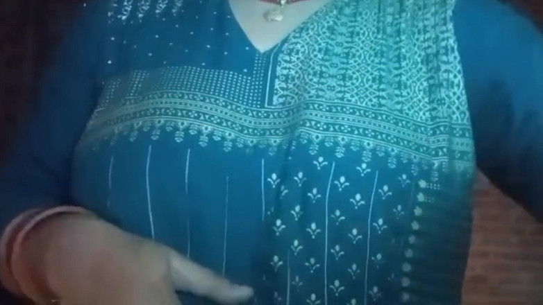 Manjushukla: Une nouvelle bhabhi fait un show nu avec ses doigts