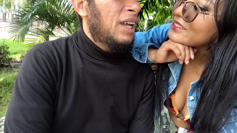 NEGRITA SEXY: Séduction au parc : une latina à forte poitrine offre un travail...