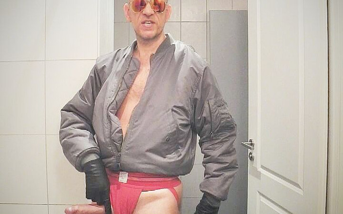 GERMANE_XL: Bomber močí Sperma XL 3