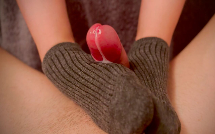 Laura Weiss: Je le fais jouir sur mes chaussettes grises floues