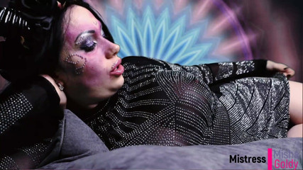Goddess Misha Goldy: Marrom banheiro tarefa de succubus, engolindo alma e consumindo por...