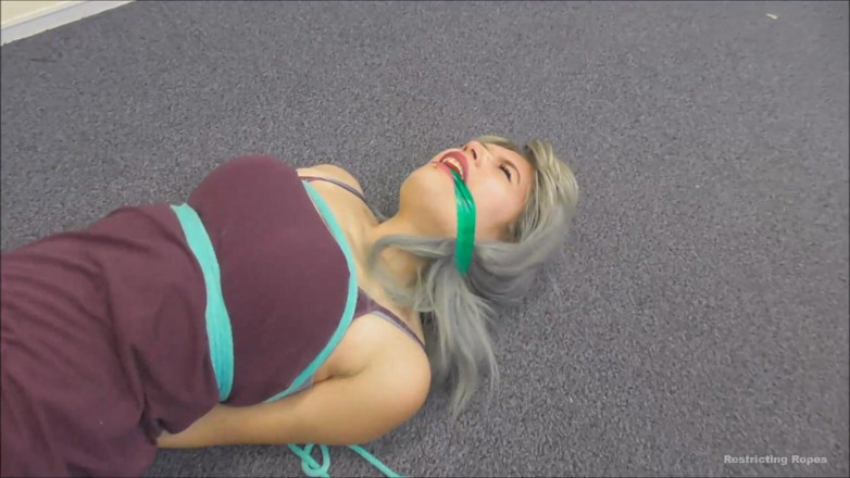 Restricting Ropes: Attirata nel bondage