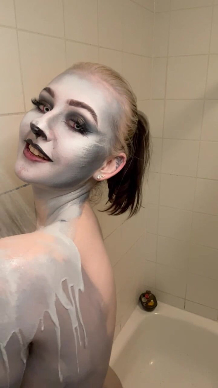 Em Yang: Косплей loona wolf, видалення фарби для тіла та гра з цицьками